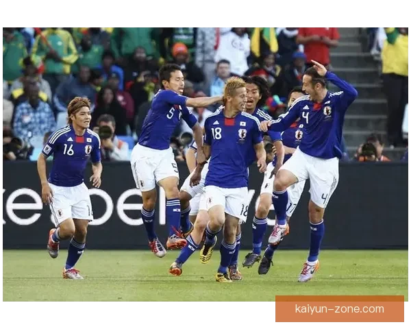 日本队在友谊赛中表现稳健，迎来一场大胜，状态回暖引人关注。